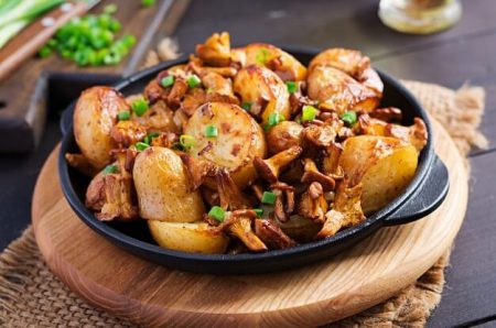 fried potatoes with chanterelles