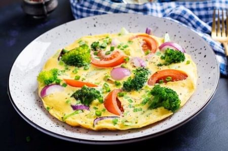 omelette with broccoli and tomatoes