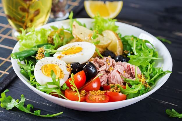 Tuna Salad with Eggs, Olives and Beans
