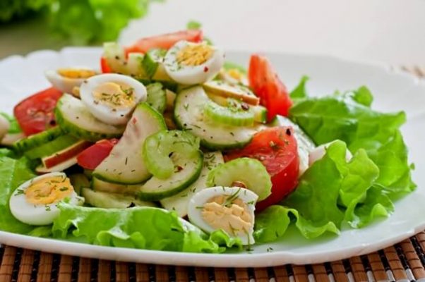 Fresh Salad with Quail Eggs
