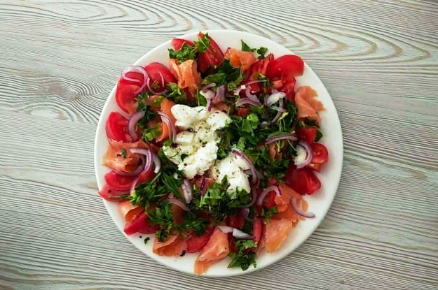 Easy Summer Tomato Burrata Salad with Smoked Salmon 2